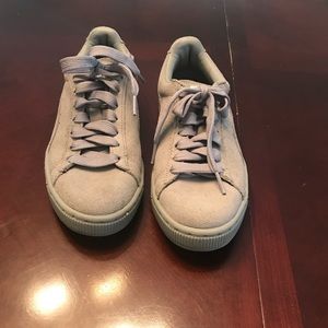 Puma women’s suede fashion sneaker size 6